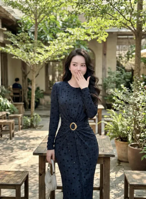 Đầm Body Chấm Bi Nhấn Khoen Eo Sang Trọng